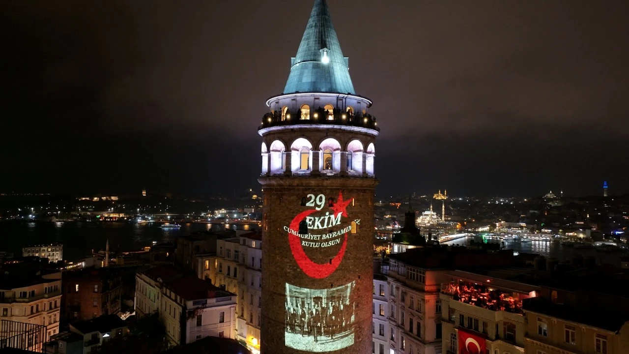 Cumhuriyet'in 103 yıllık ışığı Galata Kulesi'ni aydınlattı