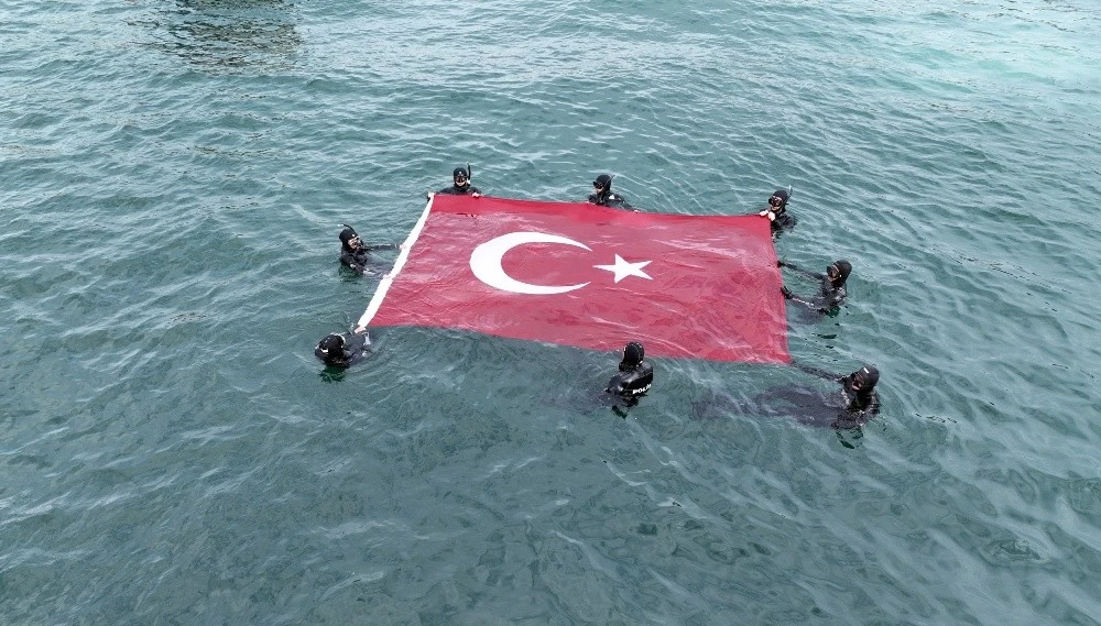 Mudanya'da denizden karaya Cumhuriyet Bayramı kutlamaları