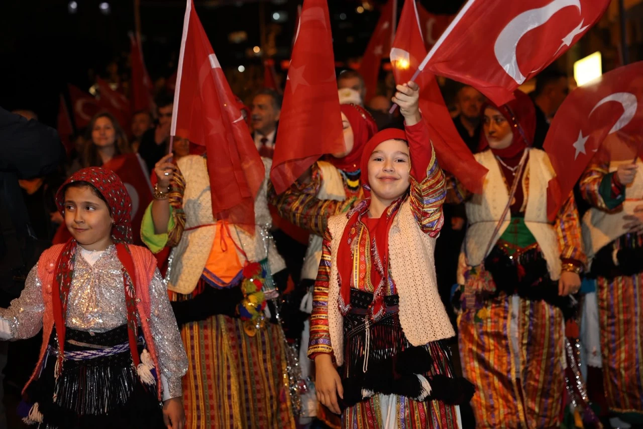 Gemlik’te Anadolu’nun renkleri Cumhuriyet coşkusuyla buluştu