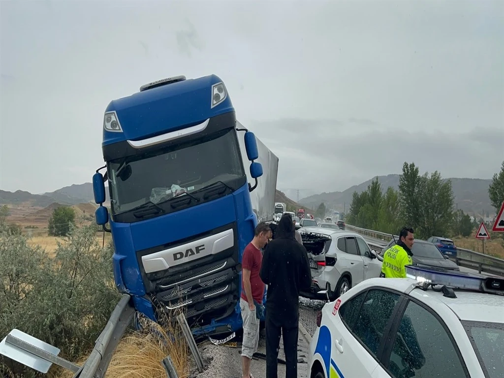 3 ayrı zincirleme kaza; 1 &ouml;l&uuml;, 12 yaralı