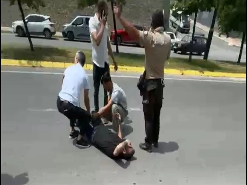 Adliye &ouml;n&uuml;nde tabanca ile vuruldu