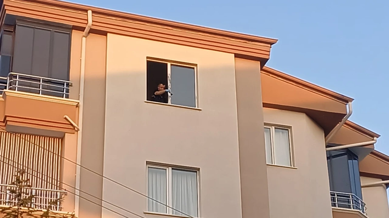 Aksaray'da 5'inci kattan d&uuml;şen Zeynep &ouml;ld&uuml;