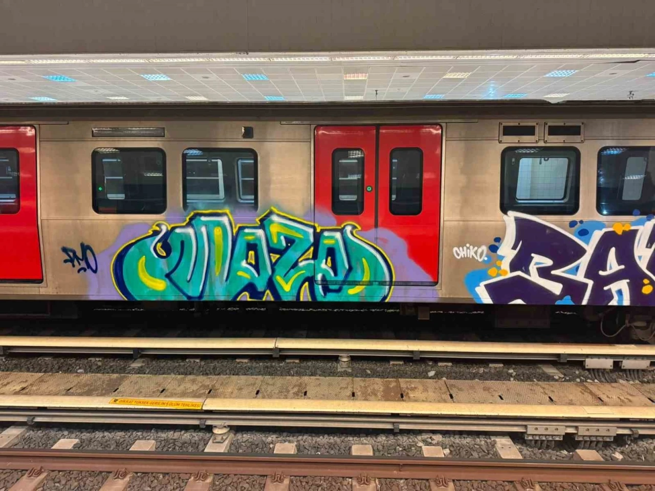 Ankara&rsquo;da iki şahıs metro vagonlarına grafiti yaptı