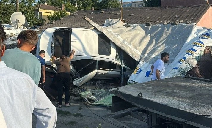 Arnavutk&ouml;y'de otomobil gecekonduya &ccedil;arptı: 5 yaralı