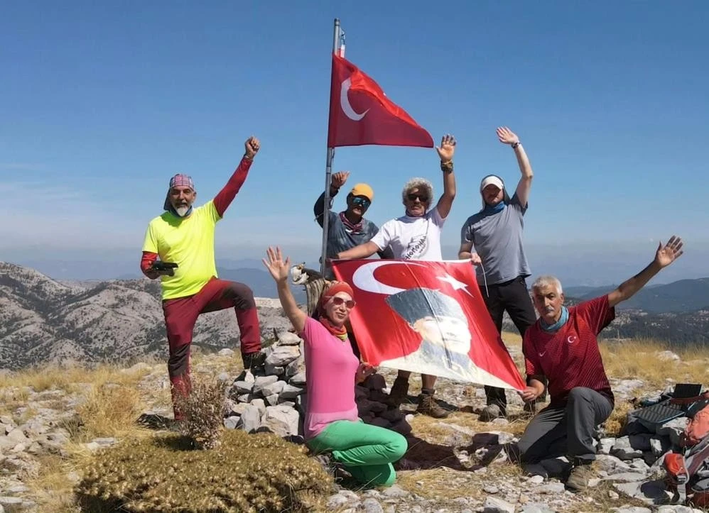 Ayı&ccedil;tu Zirvesi&rsquo;nde Gaziler G&uuml;n&uuml; anısına Bayrak dalgalandırdılar