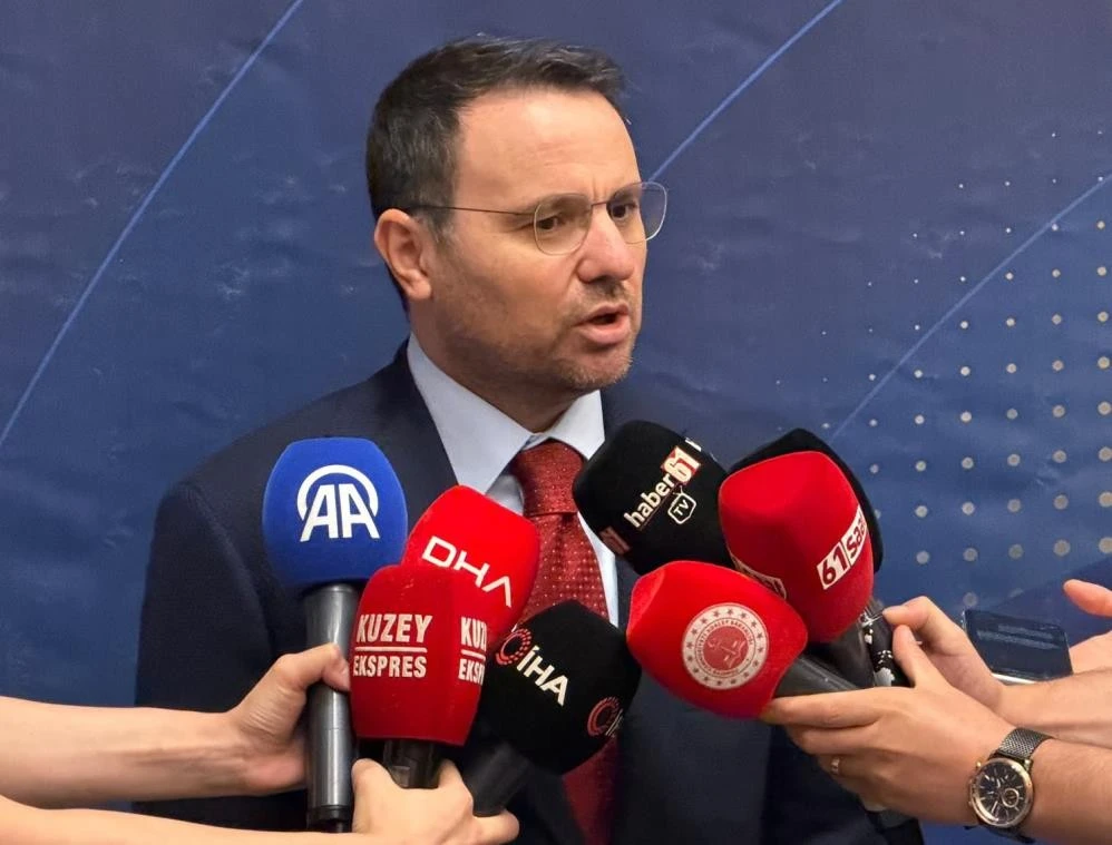 Bakan Akın G&uuml;rlek: "Burada kesinlikle dini bir g&ouml;r&uuml;şe, dini bir cemaate karşı bir operasyon yok, mali yapılanmaya y&ouml;nelik bir operasyon"