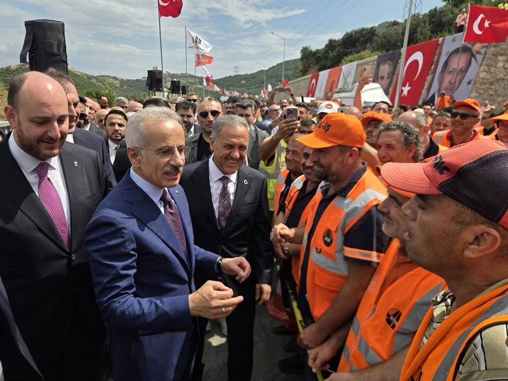 Bakan Uraloğlu: Yalova-Armutlu Yolu seyahat s&uuml;resini 1 saatten 30 dakikaya d&uuml;ş&uuml;rd&uuml;k