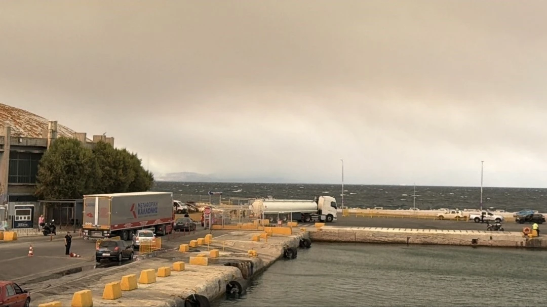 Balıkesir&rsquo;deki yangınının dumanları Midilli&rsquo;ye ulaştı