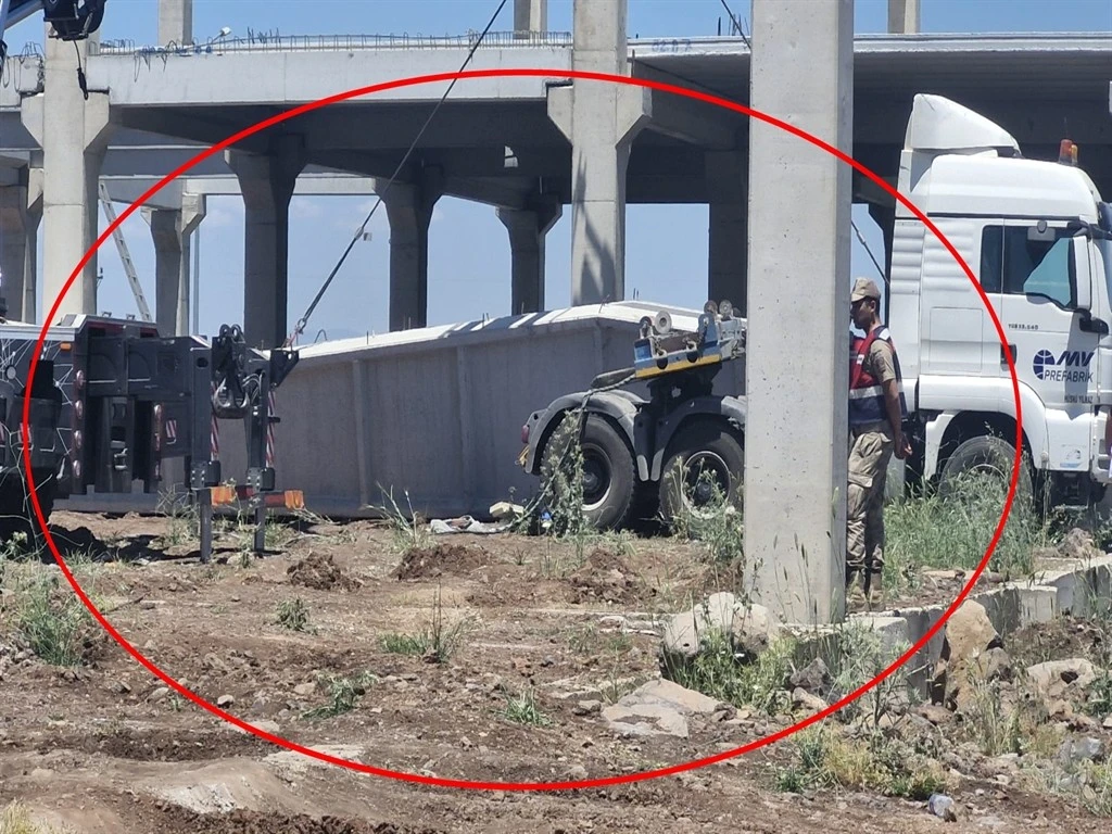 Beton blok, iş&ccedil;ilerin &uuml;zerine d&uuml;şt&uuml;: 1 &ouml;l&uuml;, 1 yaralı