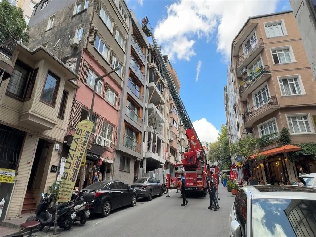 Bir turist &ccedil;atıya &ccedil;ıplak &ccedil;ıktı