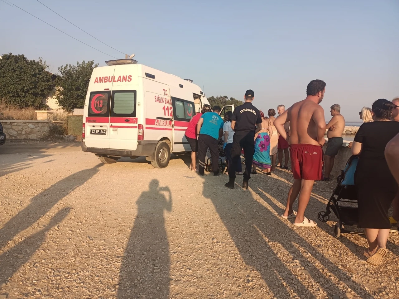 Boğulma tehlikesi ge&ccedil;iren 2 kız kardeş &ouml;l&uuml;mden d&ouml;nd&uuml;