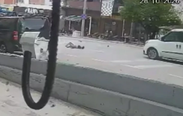 Bursa'da motosiklet yayaya &ccedil;arptı, ikisi de metrelerce s&uuml;r&uuml;klendi
