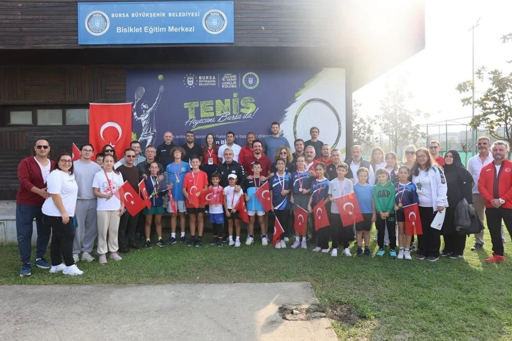Bursa'da Cumhuriyet coşkusu tenis kortlarına taşındı