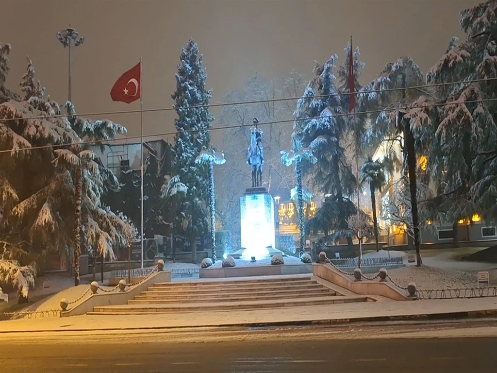 Bursa&rsquo;da etkili olan kar yağışı, kent merkezini beyaza b&uuml;r&uuml;d&uuml;