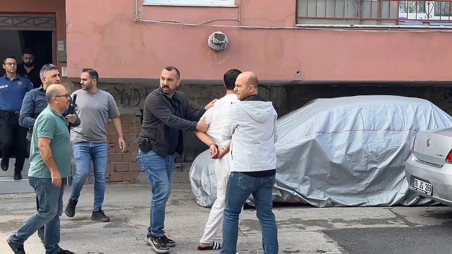 Bursa'da polislere bı&ccedil;ak &ccedil;ekip balkonda 2 saat direndi