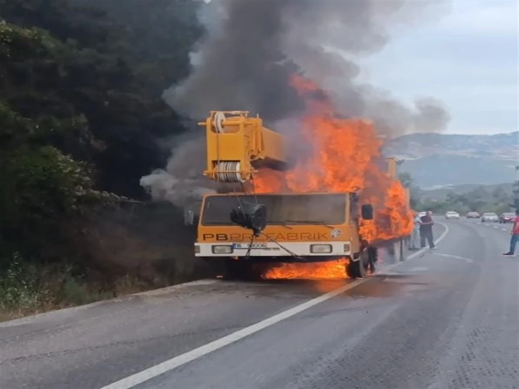 Bursa'da iş makinası yanarak kullanılmaz hale gedi