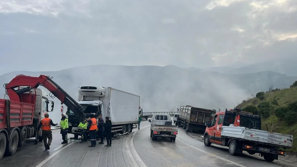 Bursa'da kamyonlar kafa kafaya &ccedil;arpıştı