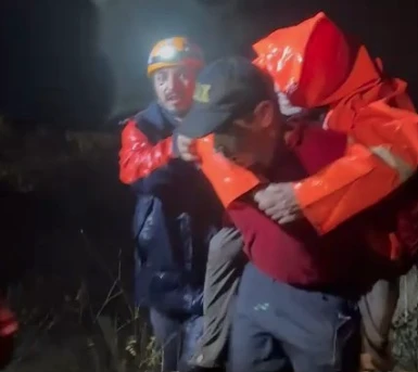 Bursa&rsquo;da kaybolan &ccedil;ift bulundu; ekipler yaşlı adamı sırtında taşıdı