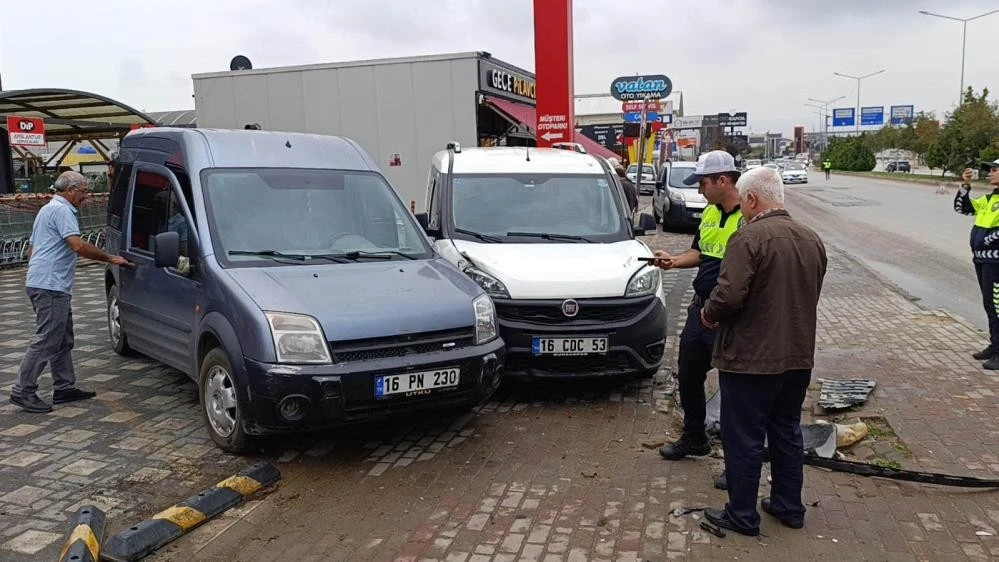 Bursa'da kontrolden &ccedil;ıkan ara&ccedil; &ouml;nce kamyonete, sonra park halindeki ara&ccedil;lara &ccedil;arptı