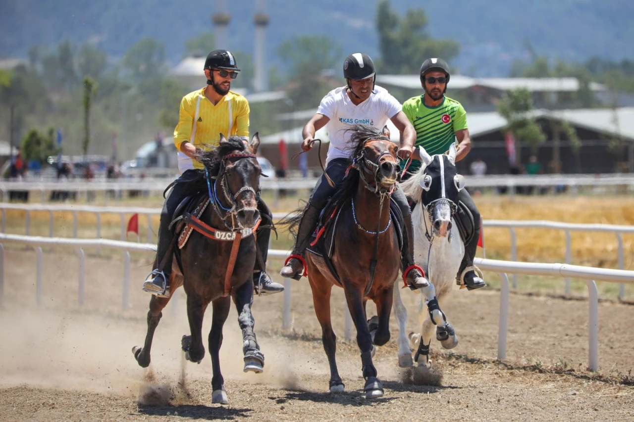 Bursa&rsquo;da Rahvan At Yarışları nefes kesti
