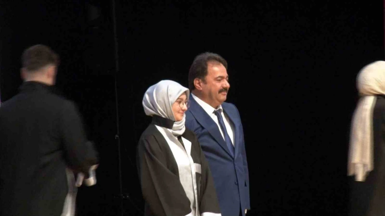 Bursa İl Emniyet M&uuml;d&uuml;r&uuml; G&ouml;kce kızına diplomasını elleriyle verdi