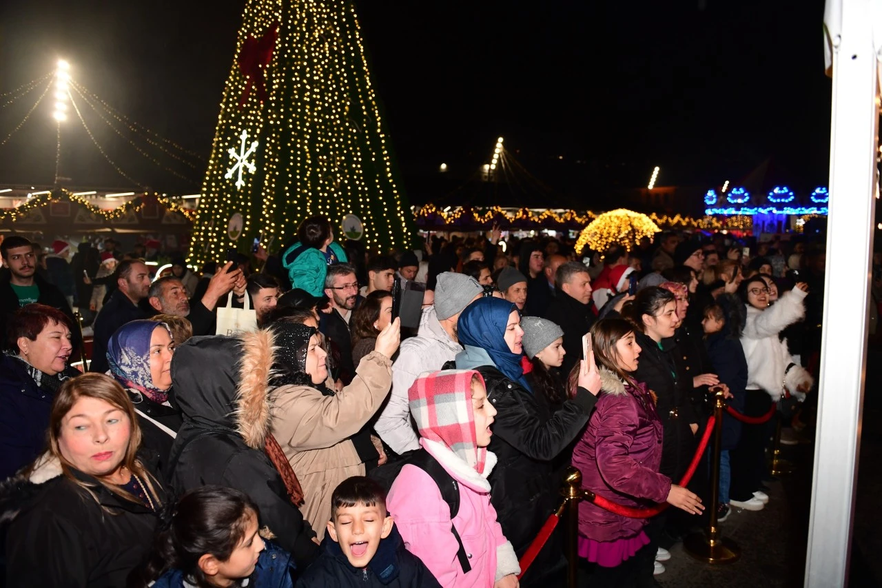 Bursalılar Osmangazi Meydanı'nda eğleniyor!