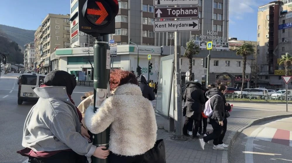 Bursalılar u&ccedil;mamak i&ccedil;in trafik lambasına tutundular