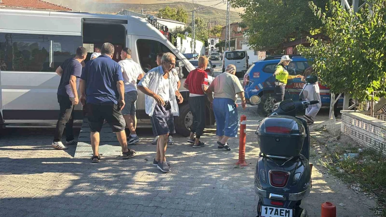 &Ccedil;anakkale&rsquo;deki orman yangınında yaşlı bakım merkezi tahliye edildi