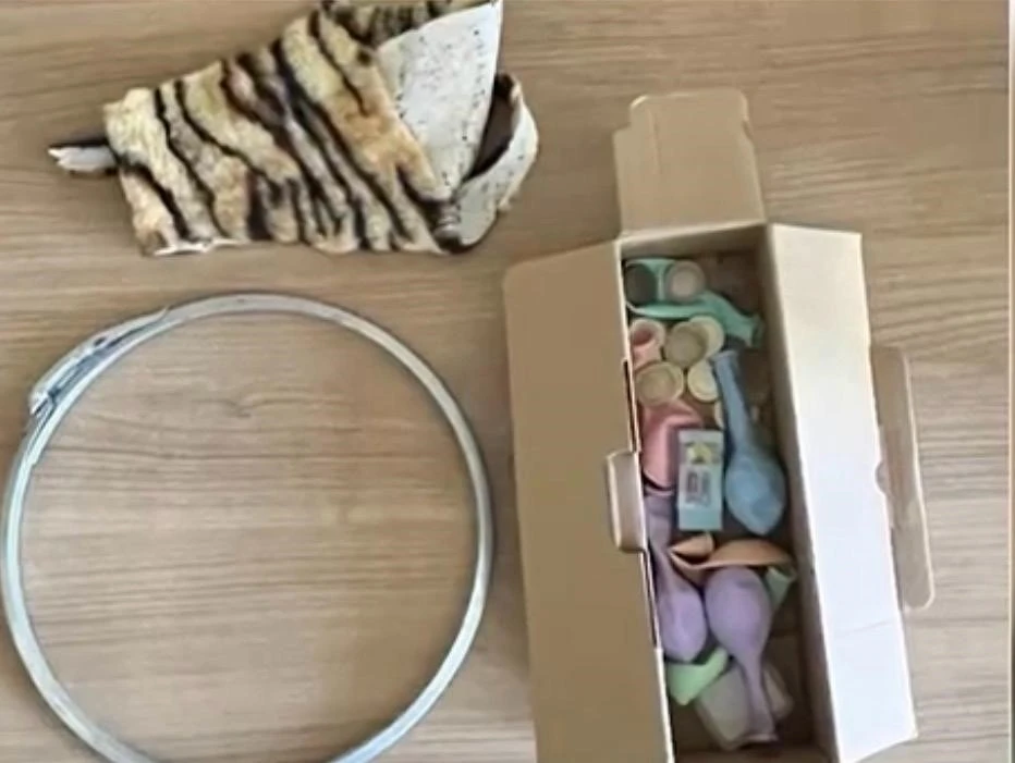 &Ccedil;ekirdek satan &ccedil;ocuğun tezgahındaki para ve eşyalarını &ccedil;alan 3 kişi yakalandı