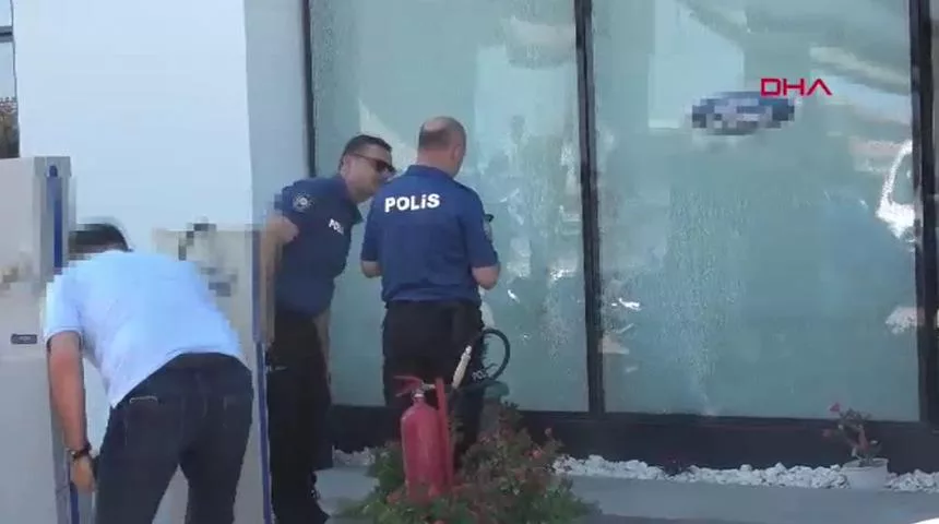 Antalya'da Otoko&ccedil; ara&ccedil; galerisine silahlı saldırı
