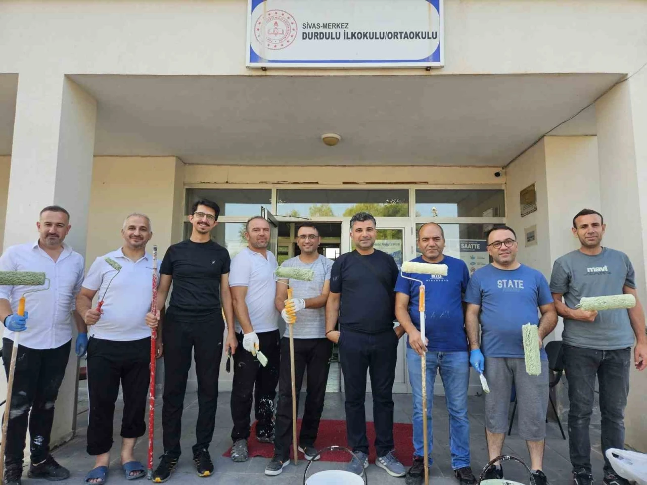 Eğitimciler fır&ccedil;aları eline aldı, k&ouml;y okulunu yeni d&ouml;neme hazırladı
