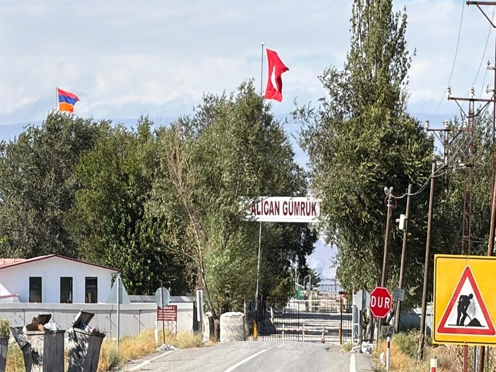 Ermenistan&rsquo;a a&ccedil;ılan Alican G&uuml;mr&uuml;k Kapısı&rsquo;nda &ccedil;alışmalar s&uuml;r&uuml;yor