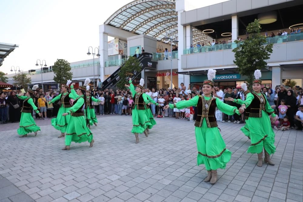 Festival coşkusu İneg&ouml;l'&uuml;n d&ouml;rt bir yanını sardı