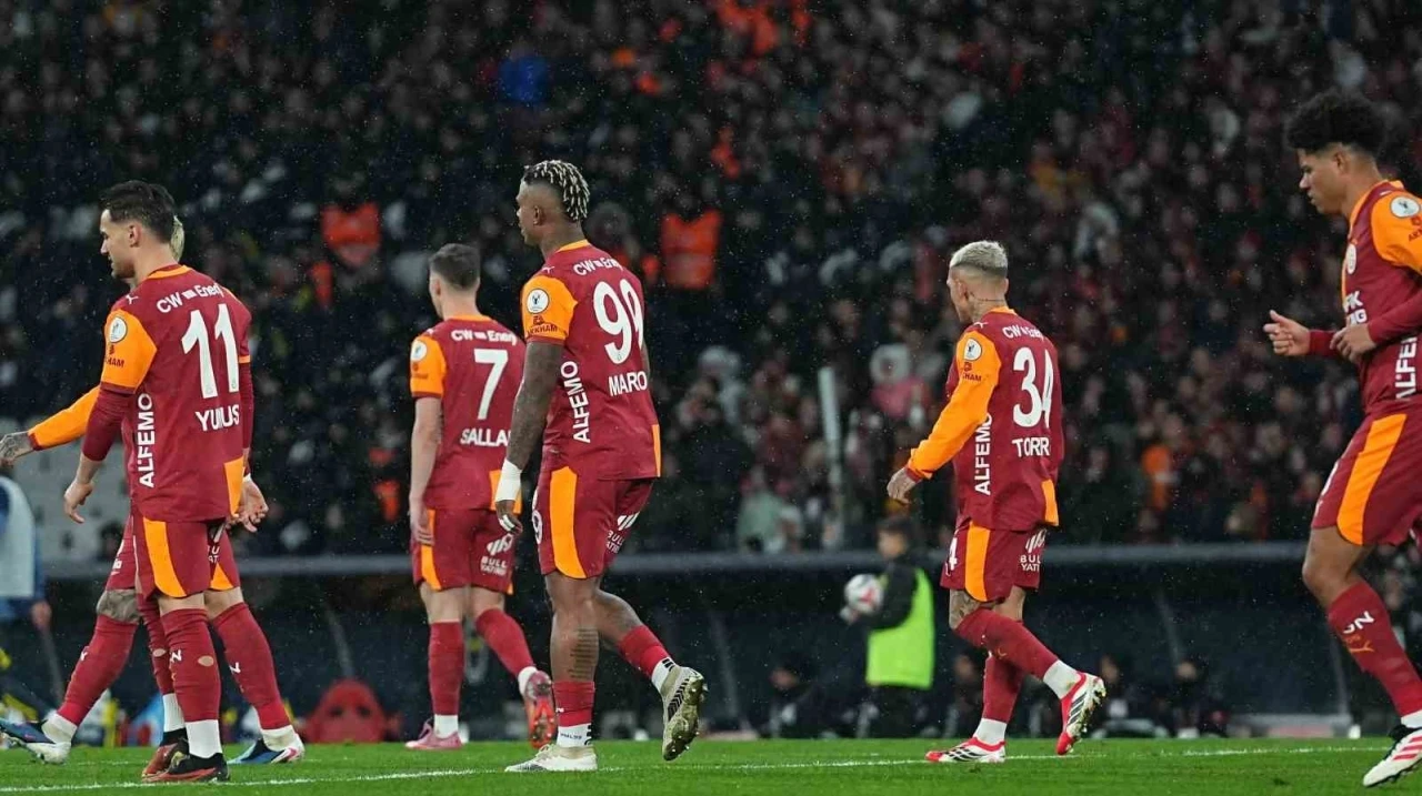 Galatasaray, Fenerbah&ccedil;e&rsquo;ye 4 ma&ccedil; sonra yenildi