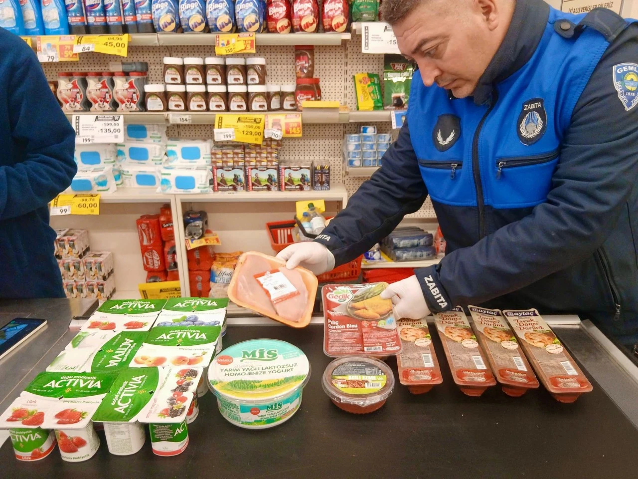 Gemlik'te bozuk &uuml;r&uuml;n satan marketler zabıtaya takıldı