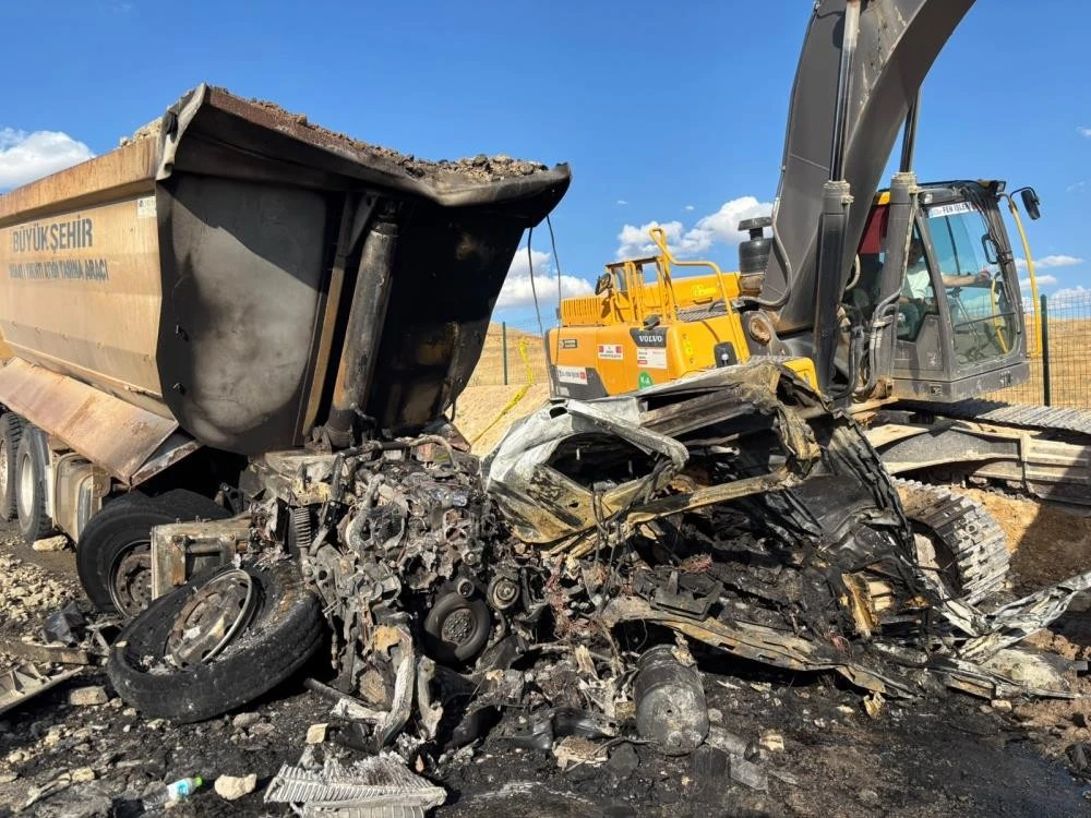 Hafriyat kamyonu 2 kamyona &ccedil;arptı, 2 iş&ccedil;i hayatını kaybetti