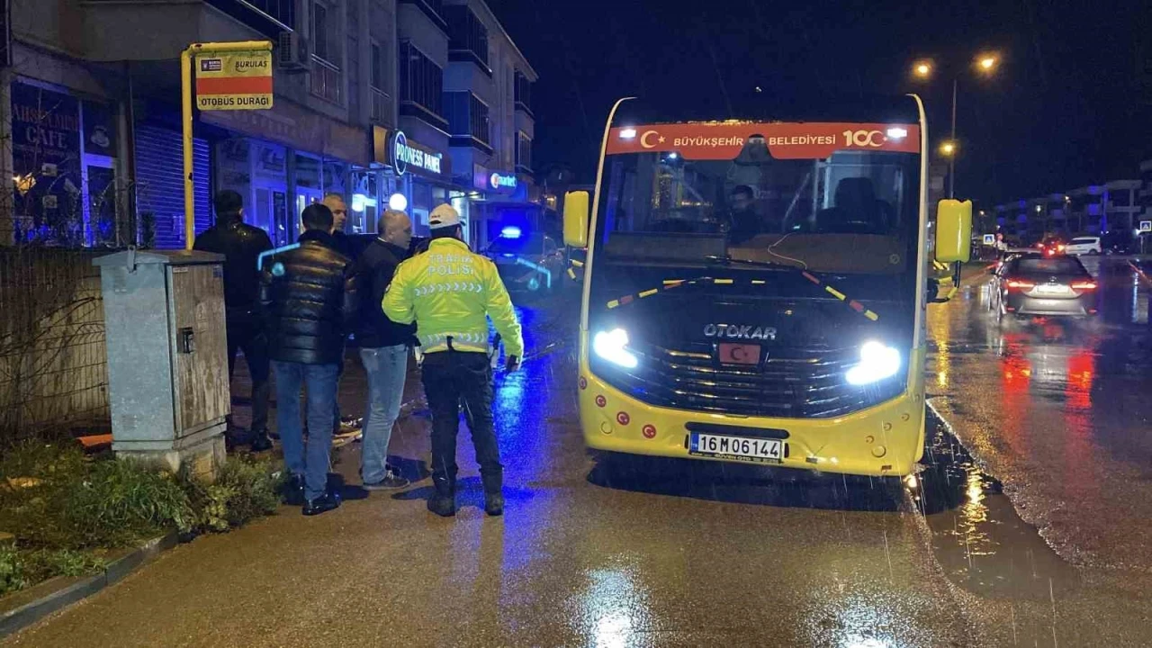 Halk minib&uuml;s&uuml; anne ve kızına &ccedil;arptı: 2 yaralı