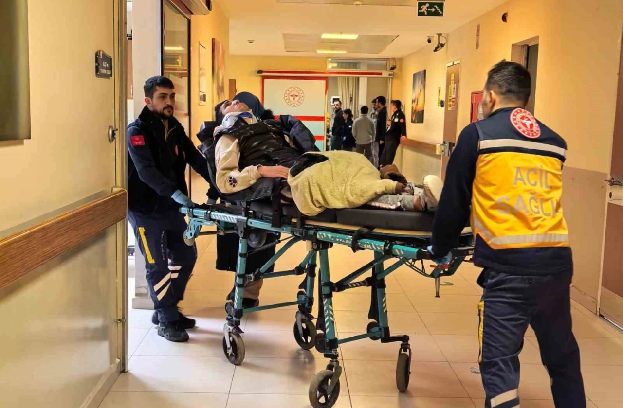 İneg&ouml;l'de motosiklet &ccedil;ukura d&uuml;şerek devrildi: 1&rsquo;i ağır 2 yaralı