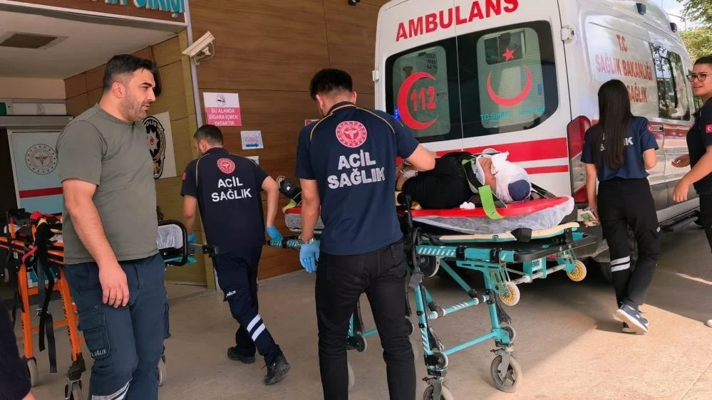 İneg&ouml;l'de otomobil bariyerlere &ccedil;arptı: 5 yaralı 