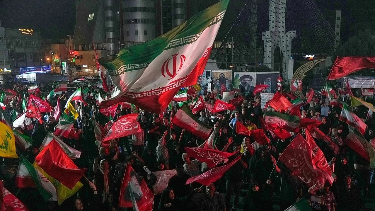 İran, Bahreyn ve &Uuml;rd&uuml;n'deki ABD &uuml;slerini hedef almaya devam ediyor