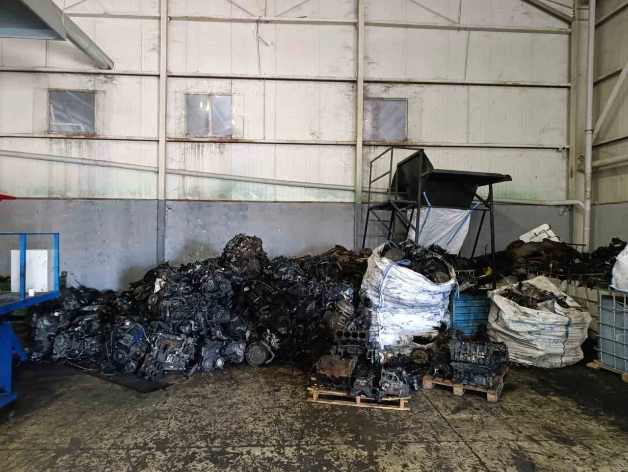 Ka&ccedil;ak araba par&ccedil;aları gizlenen depoya operasyon