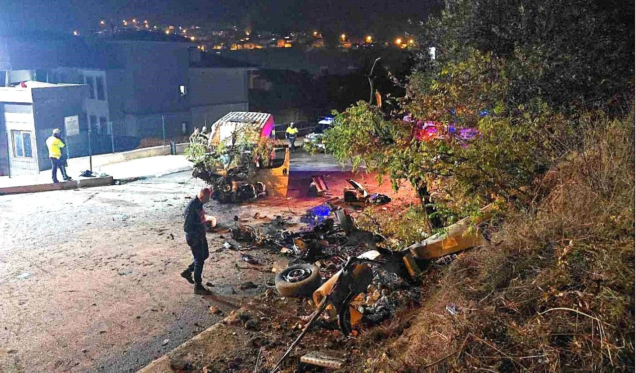 Karab&uuml;k&rsquo;te iş&ccedil;i servisi elektrik direğine &ccedil;arptı: 6 yaralı