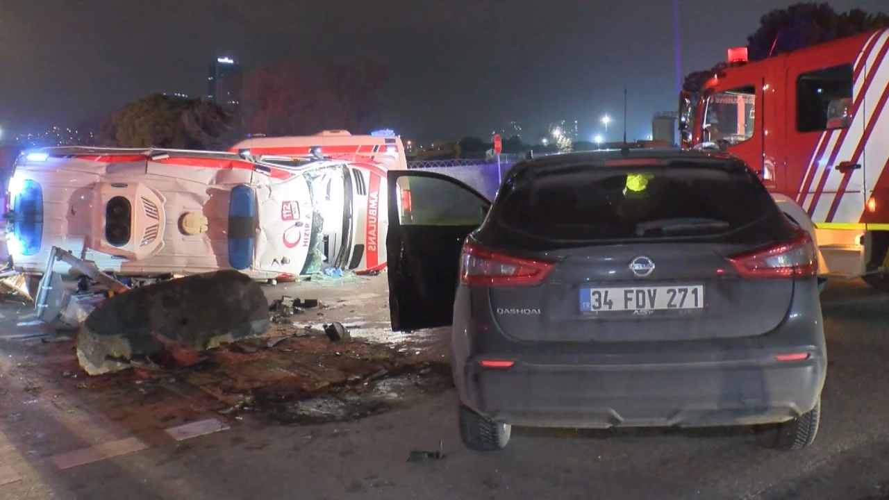 Kartal'da ambulans ile cip  &ccedil;arpıştı: 2'si sağlık personeli 3 yaralı