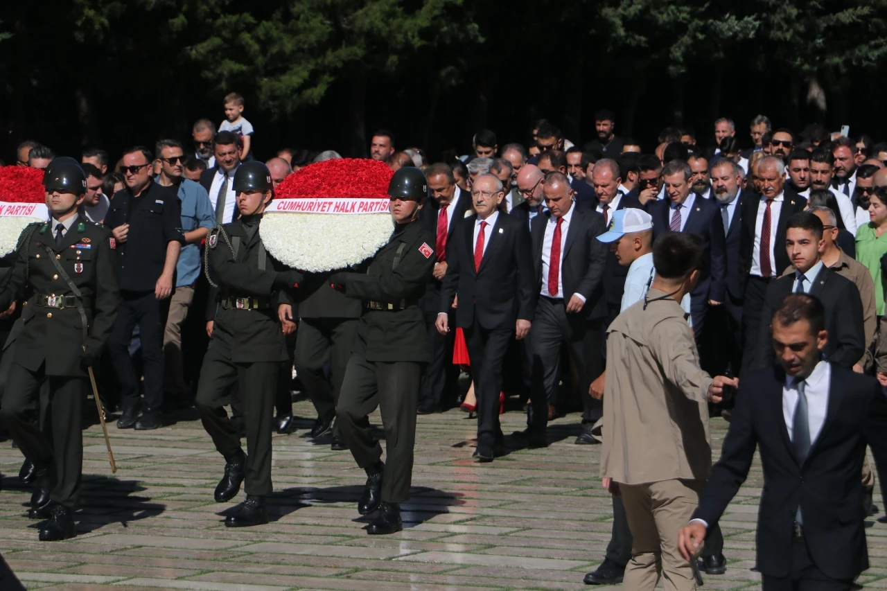 Kılı&ccedil;daroğlu, CHP'nin 103'&uuml;nc&uuml; kuruluş yıl d&ouml;n&uuml;m&uuml;nde Anıtkabir'i ziyaret etti