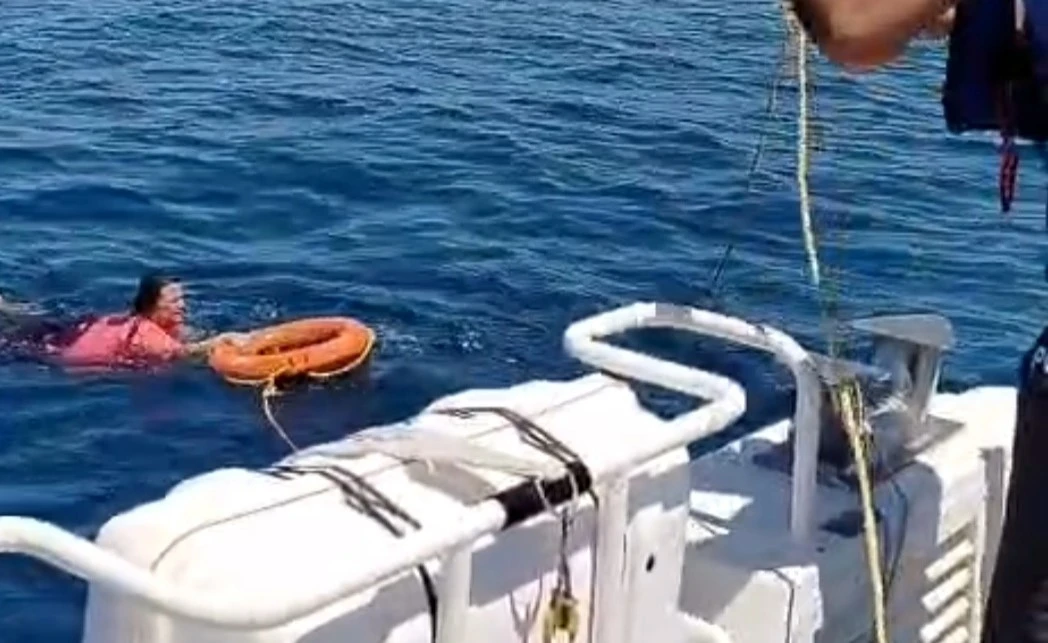 A&ccedil;ığa s&uuml;r&uuml;klenen kadını deniz polisi kurtardı