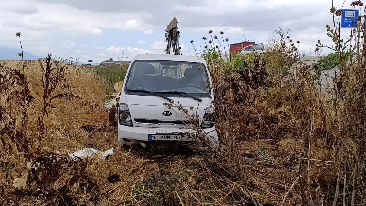 Lastiği patlayan kamyonet, tarlaya u&ccedil;tu