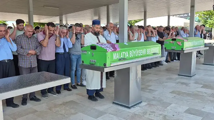 Malatya'da &ouml;ld&uuml;r&uuml;len anne-kız toprağa verildi