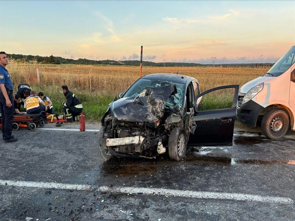 Minib&uuml;s ile otomobil &ccedil;arpıştı; 1 &ouml;l&uuml;, 2 yaralı