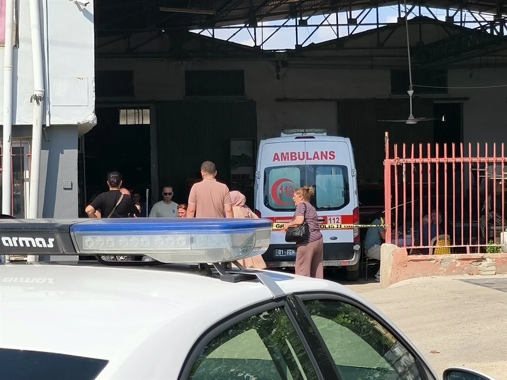 Ofisinde tabancayla vurulmuş halde &ouml;l&uuml; bulundu
