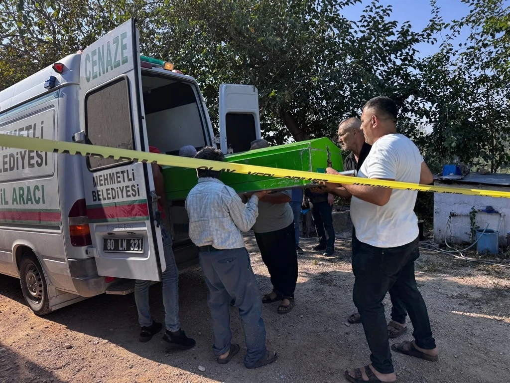 Oğlunu &ouml;ld&uuml;r&uuml;p, gelini ve torununu yaraladı